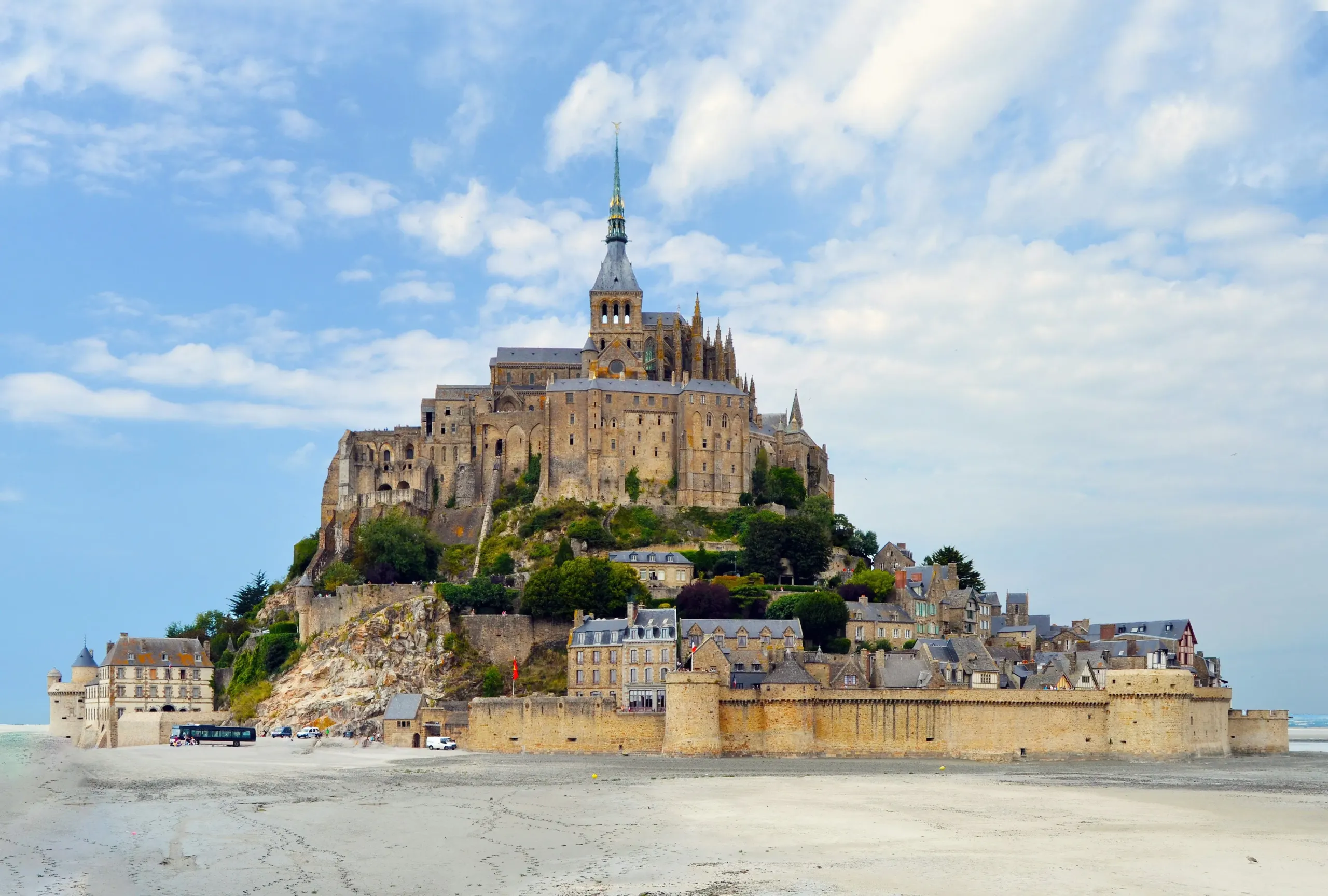 Vue du Mont-Saint-Michel sous un ciel bleu.