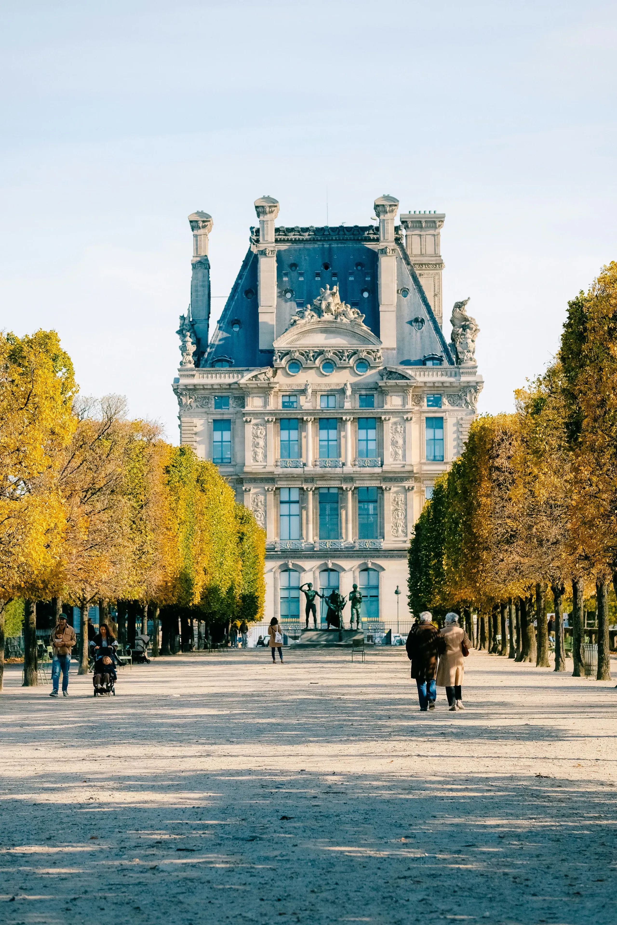 Jardin du Louvre en automne, arbres colorés.
