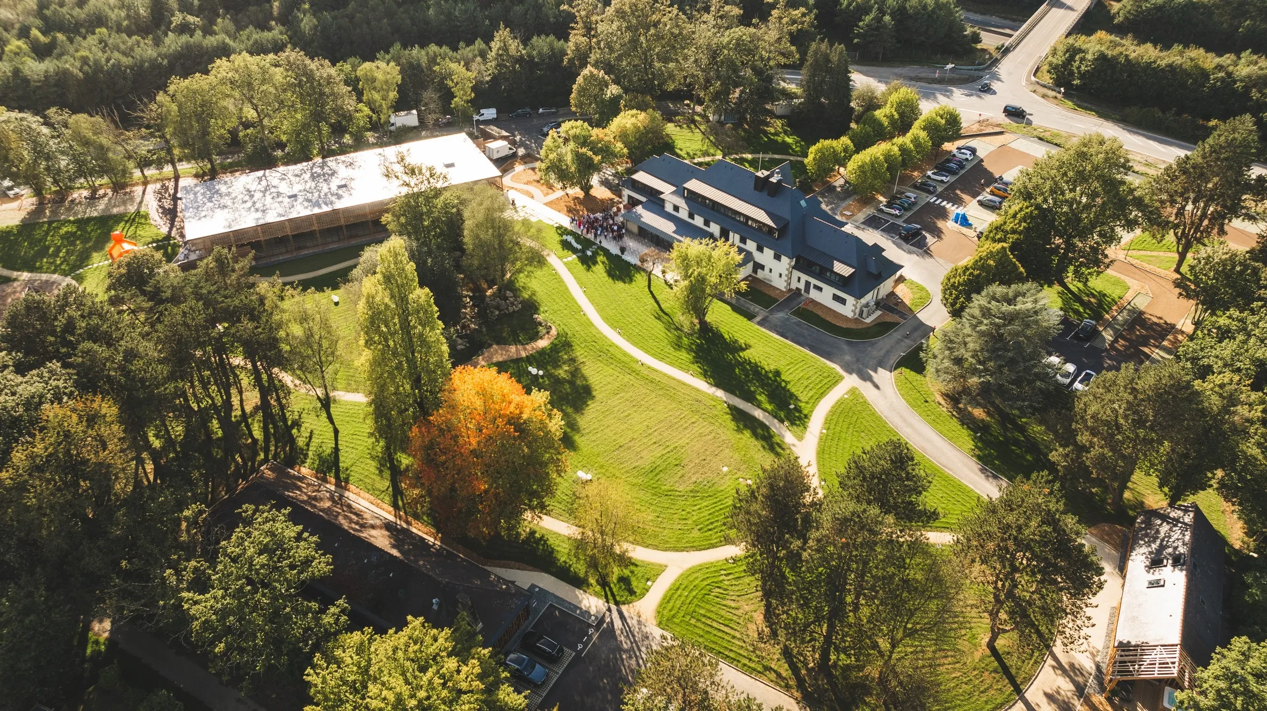 Vue aérienne d'un bâtiment entouré de nature.